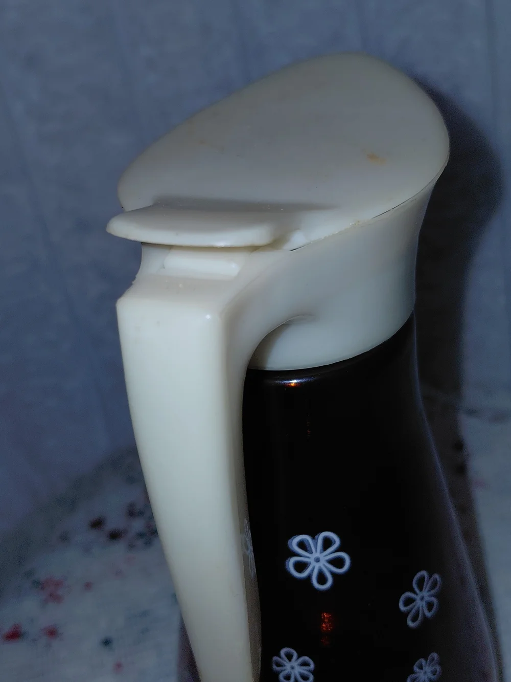 Vintage Thatcher Glass syrup dispenser W/DAISIES from the 1950s or 1960s.